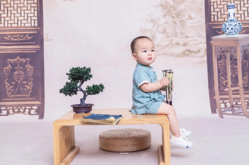 博尔塔拉宝宝边吃奶边挣扎烦躁